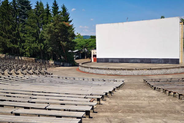 Letné premietanie filmov na amfiteátri v R. Sobote začne už onedlho
