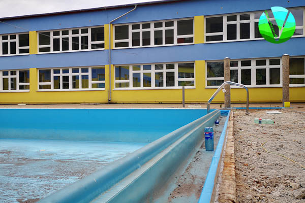 V Tisovci už budú napúšťať bazén. Opravujú kultúrny dom aj chodníky