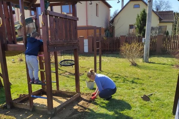 Dobrovoľníci pomohli v H. Zahoranoch zrevitalizovať verejné priestory