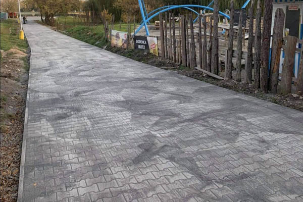Nová dlažba na chodníku pri jazere
