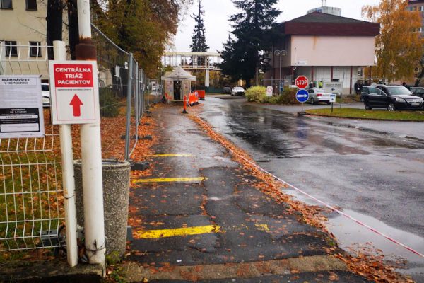 V nemocnici pristúpili ku kontrole testov. Štyria pacienti sú na ventilácii