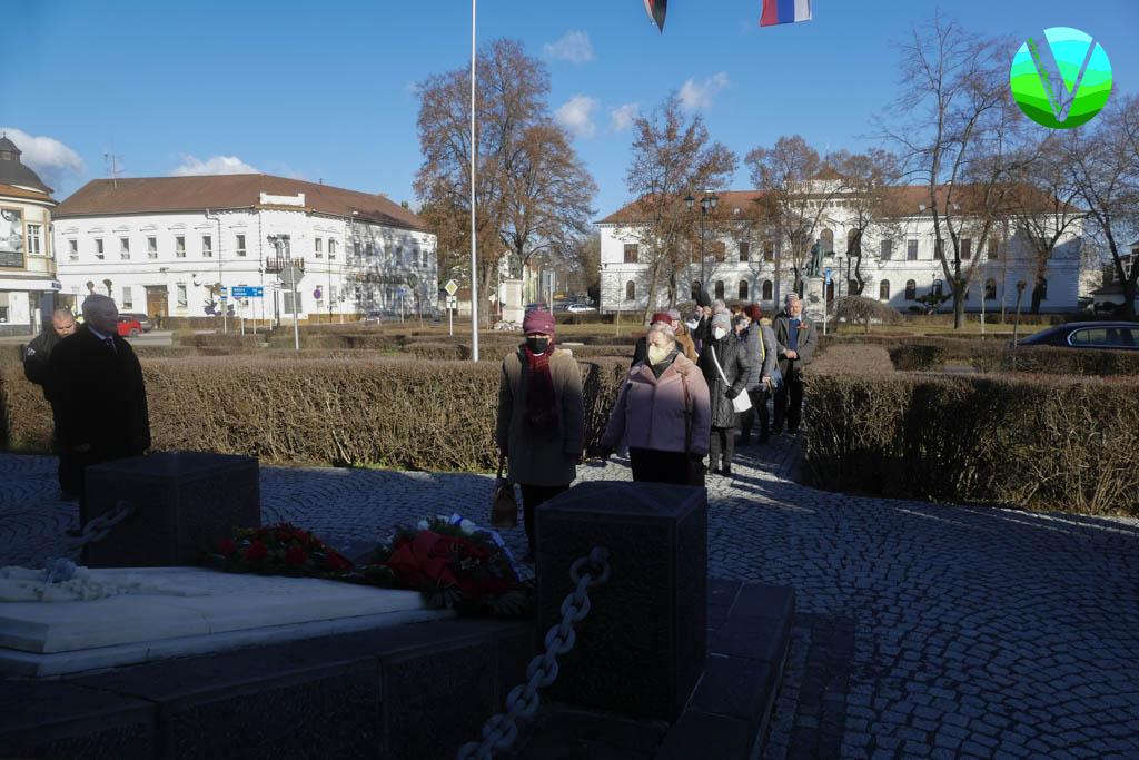 Kladenie vemcov pri pamätníku Červenej armády