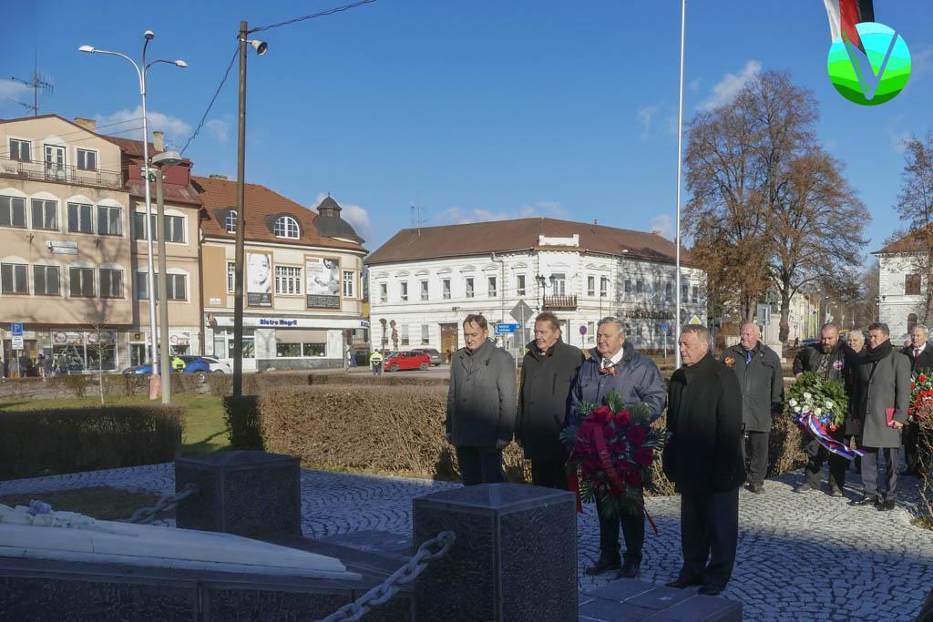 Kladenie vemcov pri pamätníku Červenej armády