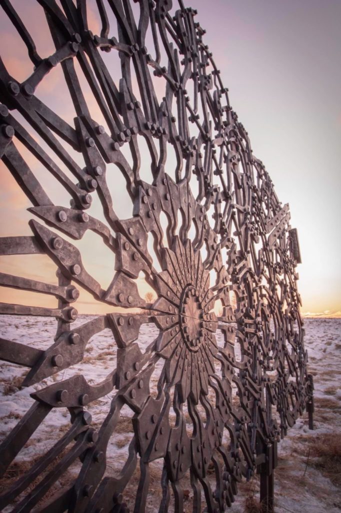 Martin Jackulia a jeho dielo kovaná brána v tvare mandaly