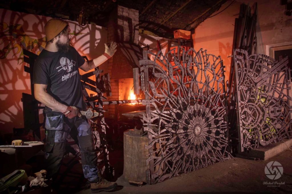 Martin Jackulia a jeho dielo kovaná brána v tvare mandaly