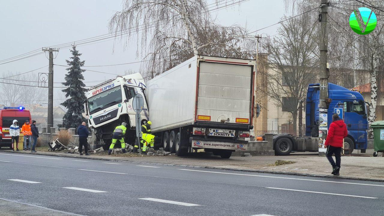 Batka a nehoda kamionu