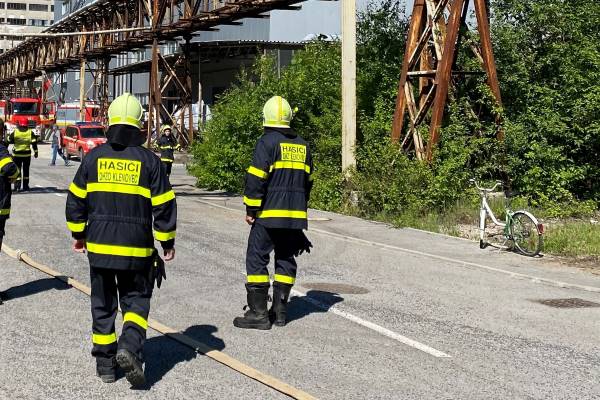Doplnené: V priemyselnom parku v Hnúšti zasahujú hasiči. Ide o cvičenie + foto