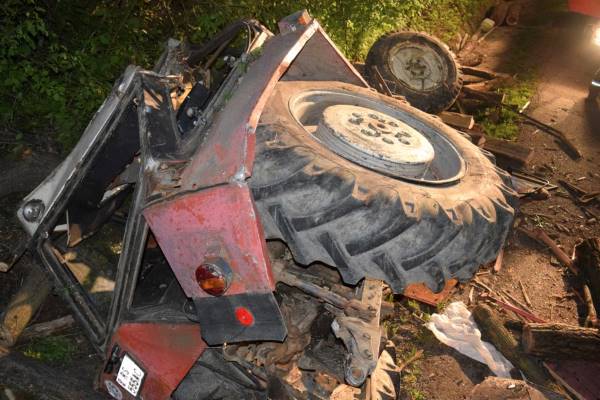 Traktorista zomrel pri prevážaní dreva. K tragédii s kosačkou došlo aj na Kružne
