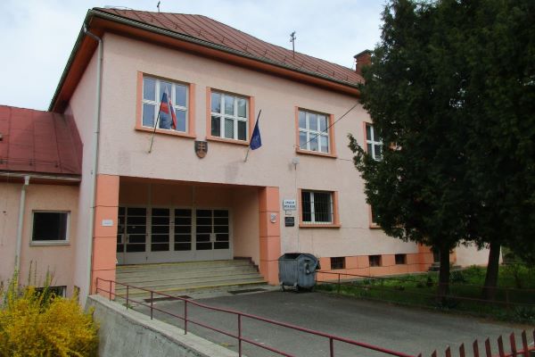 Gymnázium v Hnúšti zostane v doterajších priestoroch