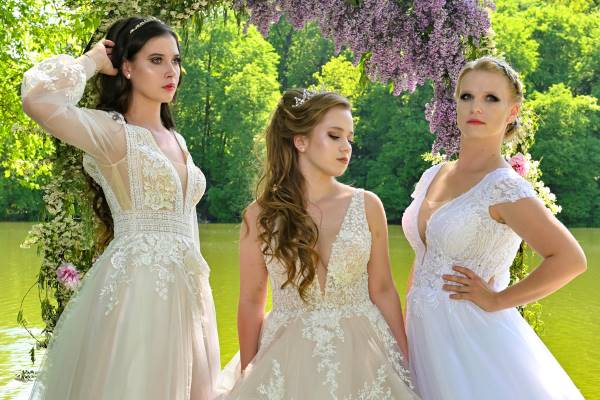 V svadobných šatách zapózovali tri dievčatá