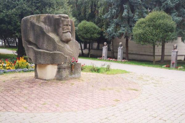 V R. Sobote odhalia bustu Vladimíra Mináča
