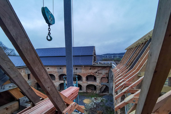 V Ožďanoch pokračujú v obnove strechy kaštieľa + video