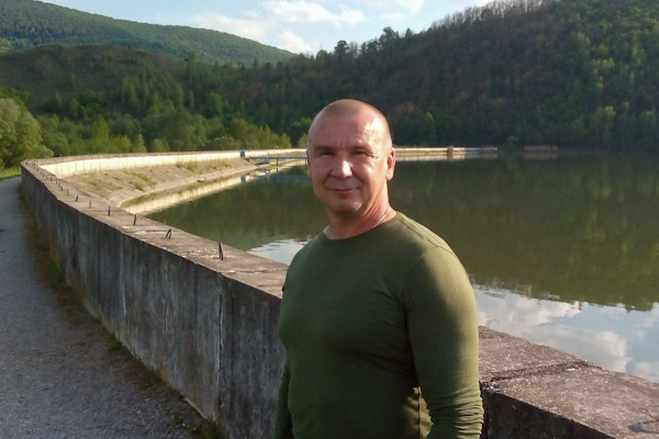 Vranec trénuje kickboxerov v Hnúšti. Pracuje ako mestský policajt