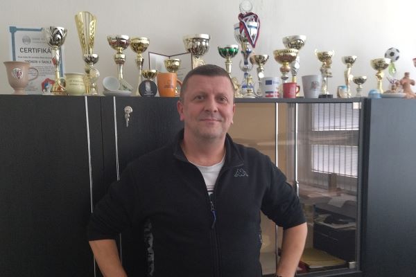 Riaditeľ školy v R. Sobote bol atlétom. Černý trénuje najmladších hokejistov