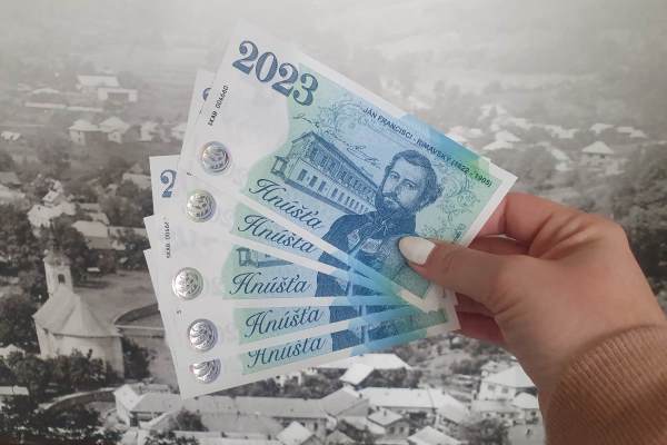 Mesto Hnúšťa vydalo pamätnú bankovku. Je na nej významná osobnosť i hodnotné budovy