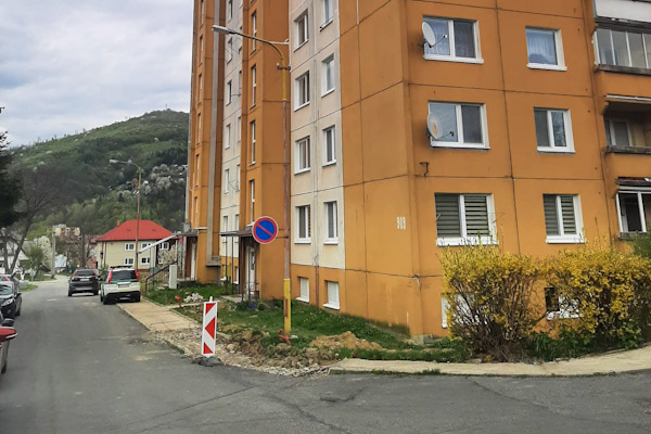 Doplnené: V bytovom dome v Hnúšti našli dve mŕtve telá