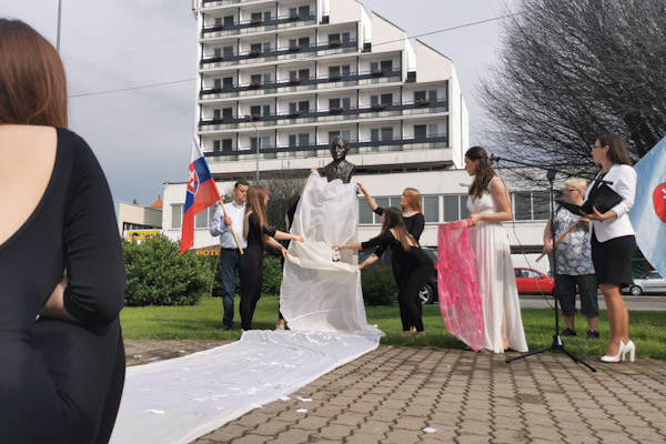 Odhalenie busty Vladimíra Clementisa v R. Sobote sprevádzala netradičná inscenácia + foto a video