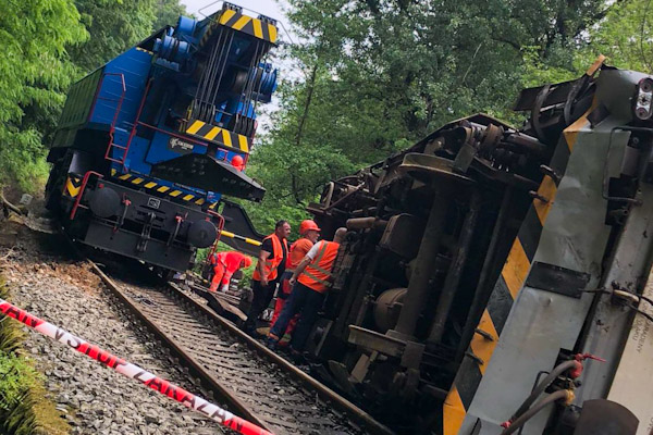 Jeden cestujúci z vykoľajeného vlaku odišiel pred príchodom záchranných zložiek