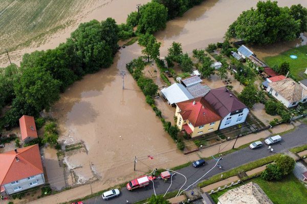 Voda zaplavuje obce od R. Brezova po R. Sobotu. Záchranári i dobrovoľní hasiči sú v teréne + doplnené foto