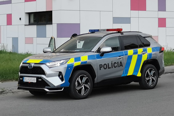 Do vozového parku rimavskosobotskej polície pribudla hybridná Toyota. Majú aj nových uchádzačov do PZ