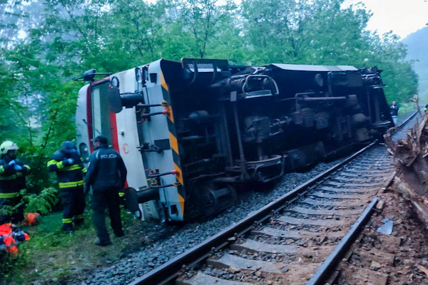 Doplnené - Pri Kocihe sa vykoľajil vlak. Hlásia zranených
