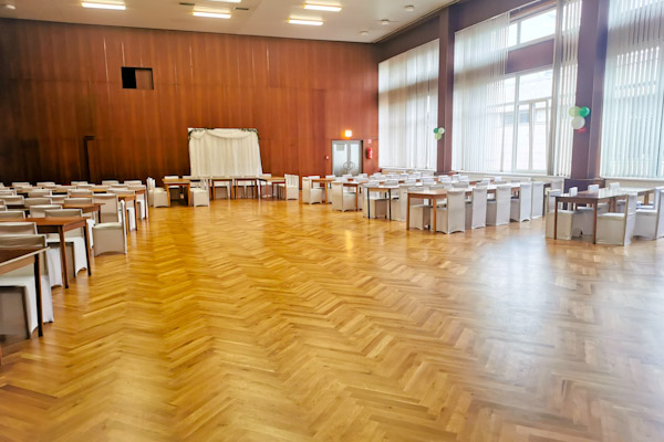 V rimavskosobotskej estrádnej sále vymenili parkety, otestujú ich na stužkovej
