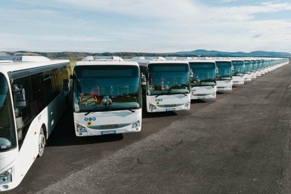 Nevídaná investícia do modernizácie. Na cestách tento mesiac pribudne vyše šesťdesiat nových autobusov SAD Lučenec. Fotili ich na letisku + foto