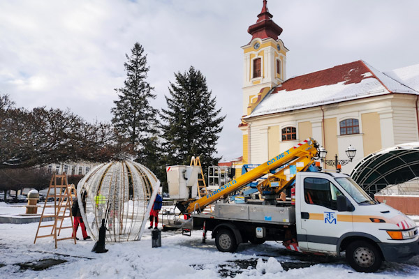 Na Hlavnom námestí v R. Sobote pribudla nová vianočná atrakcia, výzdobu rozsvietia na Mikuláša + foto