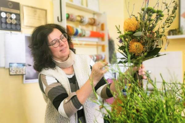 Floristka Mišuráková z R. Soboty pracuje vo svojom kvetinárstve s fantáziou. Poznajú ju aj vo svete