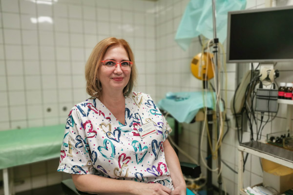 Džačarová je primárkou krčného oddelenia v Lučenci, žije v R. Sobote