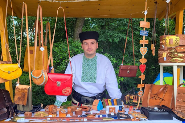 Dušan Petro z Revúcej ručne vyrába produkty z kože