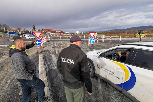 Kruhovú križovatku na Sobôtke dočasne sprejazdnili. Cestári i policajti apelujú na zvýšenú obozretnosť vodičov + foto