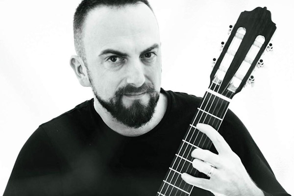 Gitarista Marek Osuch z R. Soboty hrá v skupine Massriot. Vydali nadčasovú vianočnú skladbu + video