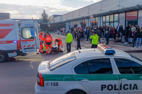 Doplnené: Na autobusovej stanici v R. Sobote zasahovali záchranári. Došlo tu k bitke