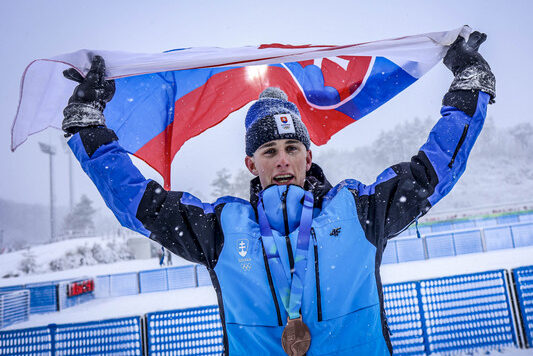 Biatlonista Markus Sklenárik z Revúcej získal bronz na olympijských hrách mládeže