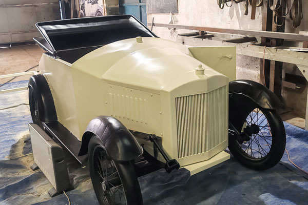 Umelecká kováčka z Hajnáčky zhotovila vernú kópiu Drndičky, vyše storočného auta cára Coburga