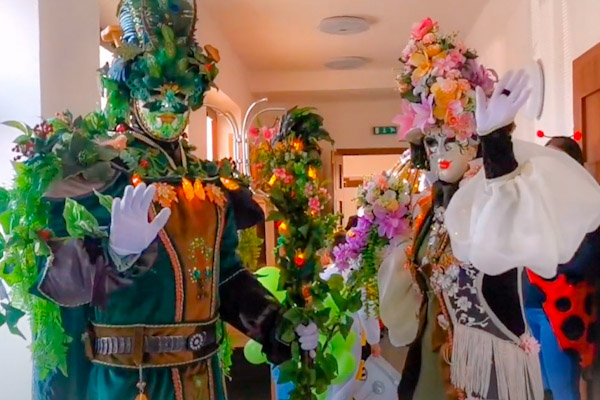 Po karnevale v Benátkach zavítali v maskách aj do Rim. Soboty. Tünde s manželom stvárnili flóru a faunu + video