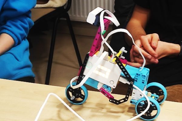 Hravé programovanie a robotika pre rómske deti