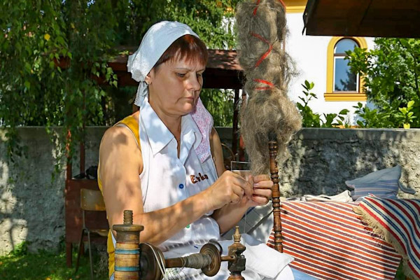 Šikovná Eva Sojková z Utekáča sa venuje tkaniu. V R. Sobote bola majsterkou odborného výcviku