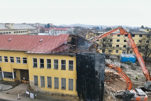 Búracie stroje sa zahryzli už do veľkej časti bývalej tabakovej továrne v R. Sobote + video
