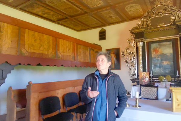 Kostolík na Dúžave má krásny drevený kazetový strop s ľudovými maľbami + foto