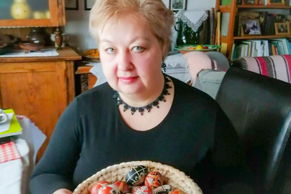 Učiteľka Tünde Benková z Novohradu zdobí veľkonočné vajíčka