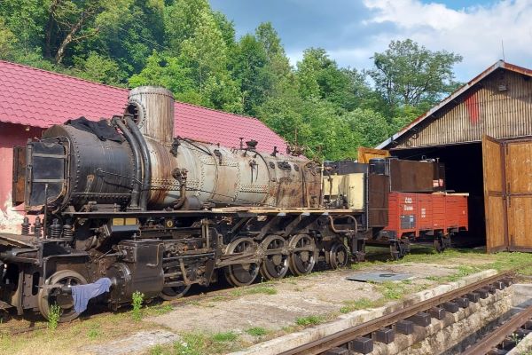 Historický parný rušeň sa po oprave prvýkrát pohol. Naplánovali jazdy Zbojníckeho expresu