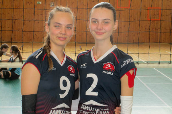 Volejbalistky Hnúšte Hrušková a Hrivnáková hrali za výber oblasti Stred. Tréneri hľadali adeptky na reprezentačný dres