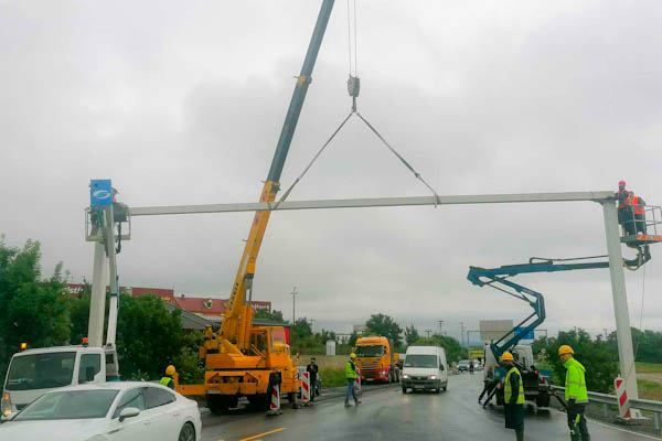 Zvyšná časť turbo-okružnej križovatky v R. Sobote dostala prvú vrstvu asfaltu. Práce idú do finále