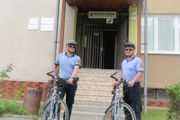 Mestskí policajti používajú pri práci bicykle v Revúcej i Lučenci. Na bezpečnosť dohliadajú aj lučeneckí MOaPS-kári