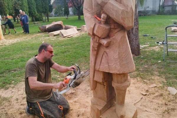 Na Nižnom Skálniku vrcholí rezbárske sympózium. Vznikajúce diela nahradia poškodené sochy