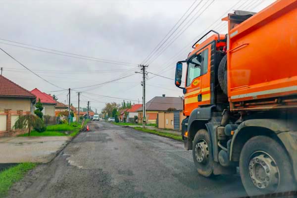 V R. Sobote asfaltujú Okružnú ulicu, chodníky i menšie časti mostov + foto