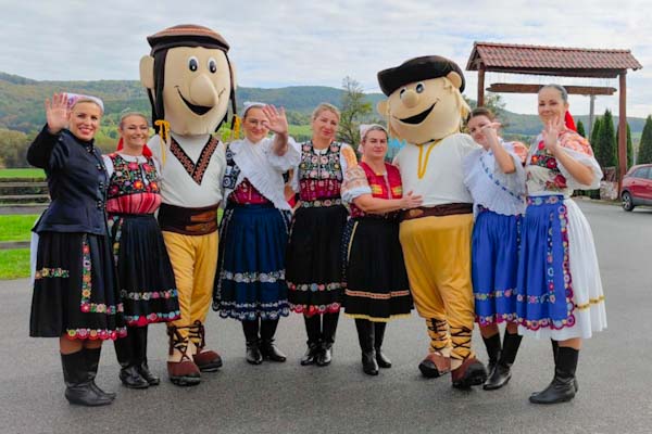 Na salaši Pod Maginhradom ukázali verejnosti pastierske zvyky a tradície. Mitrovanie pritiahlo aj nováčikov + foto