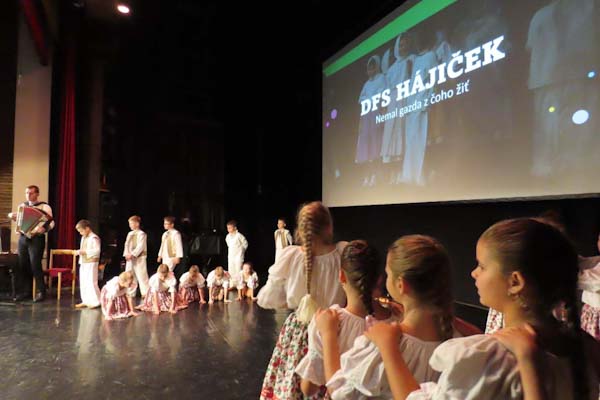 V Revúcej sa konal detský folklórny festival Gemerská podkovička. Mladí folkloristi predviedli svoje nadanie + foto